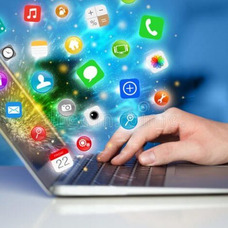 teclado de ordenador e iconos redes sociales
